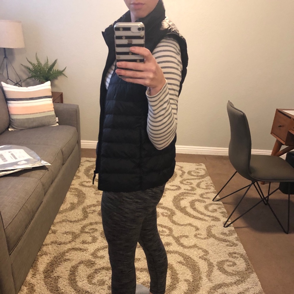 EUC Uniqlo black puffer vest size small